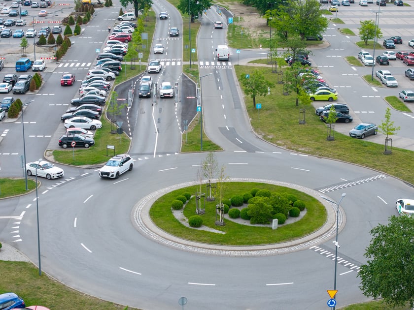 Powiększ obraz: Od 1 czerwca by wjechać i wyjechać z parkingu przy Magnolii trzeba przejechać przez bramki.