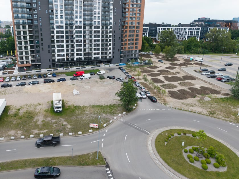 Powiększ obraz: Po wprowadzeniu płatnego parkowania przy Magnolii, kierowcy szukają bezpłatnych alternatyw na okolicnych uliczkach. Straż miejska zapowiada, że będzie stanowczo reagować na wszelkie przypadki łamania przepis&oacute;w.
