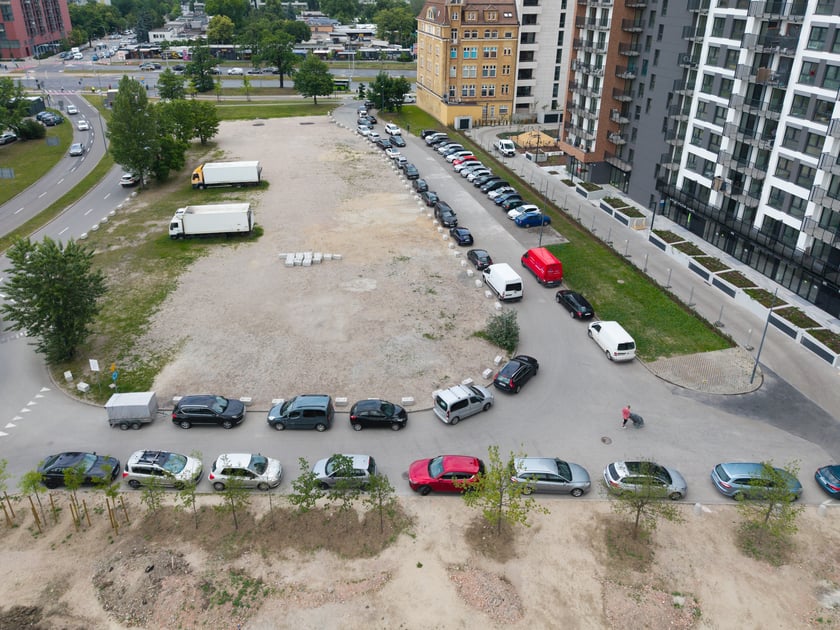 Powiększ obraz: Po wprowadzeniu płatnego parkowania przy Magnolii, kierowcy szukają bezpłatnych alternatyw na okolicnych uliczkach. Straż miejska zapowiada, że będzie stanowczo reagować na wszelkie przypadki łamania przepis&oacute;w.