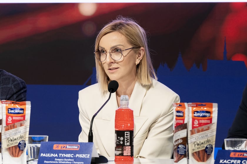 Powiększ obraz: Paulina Tyniec-Piszcz, wicedyrektor Departamentu Infrastruktury i Transportu Urzędu Miejskiego Wrocławia, konferencja prasowa 2 czerwca 2026 r.