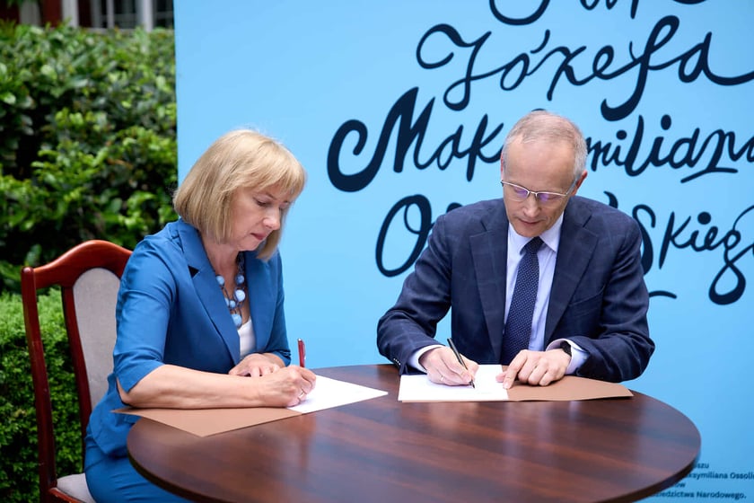 Powiększ obraz: Podpisanie umowy między Zakładem Narodowym im. Ossolińskich i Miejską Biblioteką Publiczną we Wrocławiu