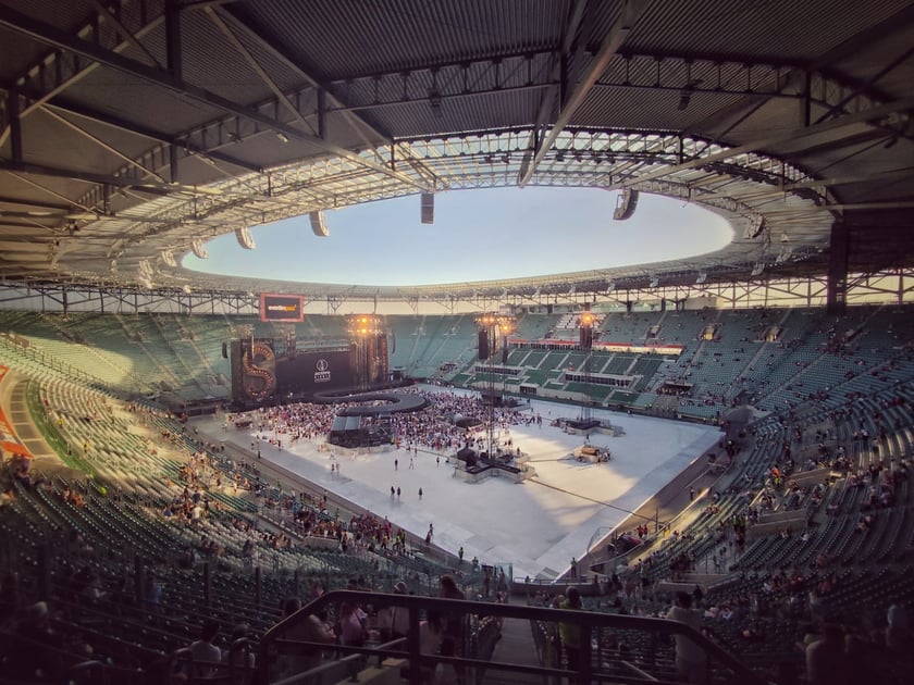 Powiększ obraz: Tarczyński Arena tuż przed startem koncertu Sanah