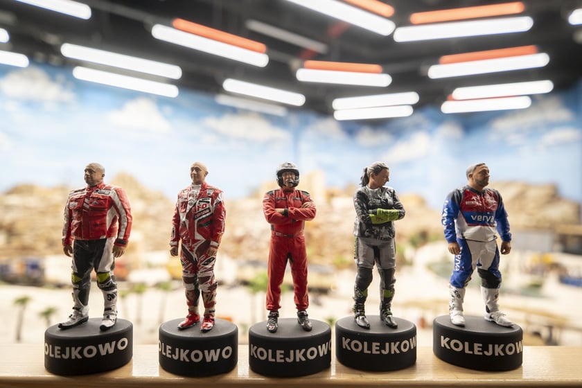 Powiększ obraz: Figurki przedstawiające rajdowców stanęły na makiecie Miasto Dakar w Kolejkowie