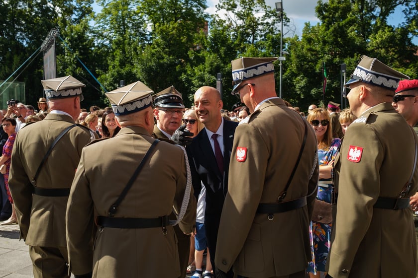 Powiększ obraz: Uroczysta promocja oficerska absolwentów Akademii Wojsk Lądowych we Wrocławiu na Placu Wolności 11 lipca 2026 r.