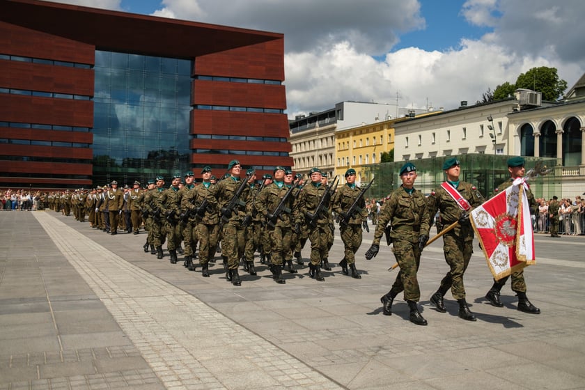 Powiększ obraz: Uroczysta promocja oficerska absolwentów Akademii Wojsk Lądowych we Wrocławiu na Placu Wolności 11 lipca 2026 r.