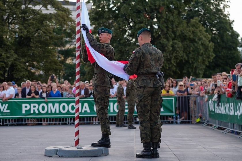 Powiększ obraz: Uroczysta promocja oficerska absolwentów Akademii Wojsk Lądowych we Wrocławiu na Placu Wolności 11 lipca 2026 r.