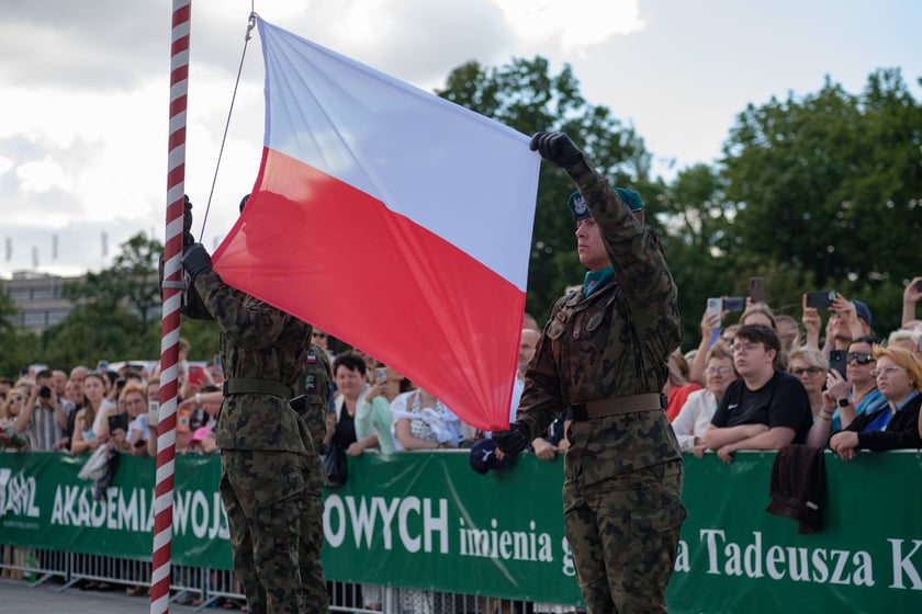 Powiększ obraz: Uroczysta promocja oficerska absolwentów Akademii Wojsk Lądowych we Wrocławiu na Placu Wolności 11 lipca 2026 r.
