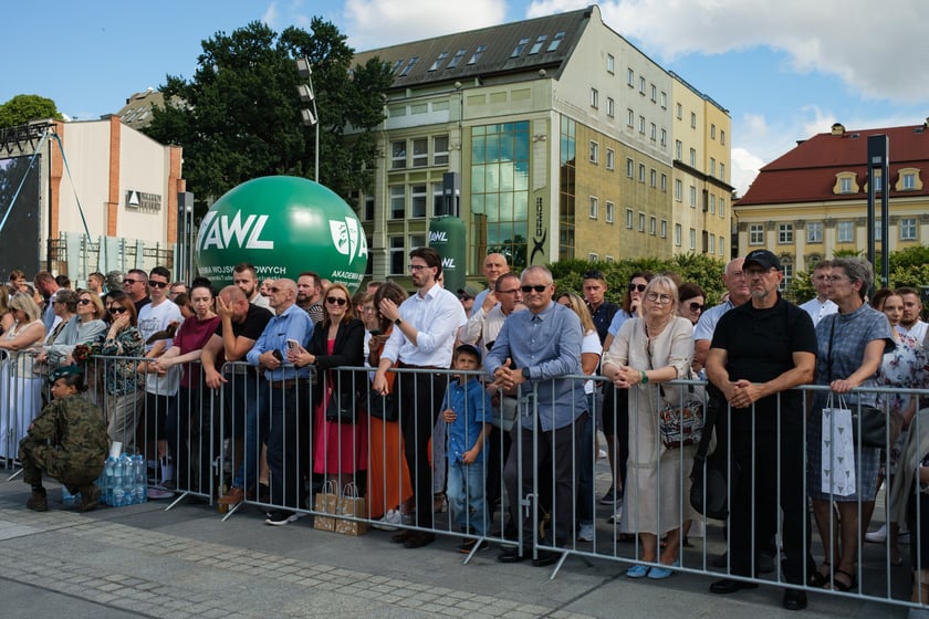 Powiększ obraz: Uroczysta promocja oficerska absolwentów Akademii Wojsk Lądowych we Wrocławiu na Placu Wolności 11 lipca 2026 r.