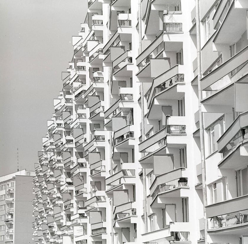 Powiększ obraz: <p>Architekci starali się urozmaicać budynki z wielkie płyty</p>