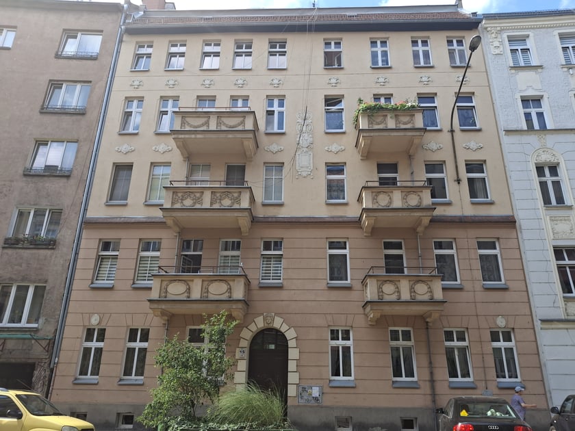 Powiększ obraz: <p>Kamienica przy ul. Daszyńskiego 15 na Ołbinie, elewacja frontowa</p>
