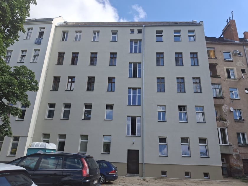 Powiększ obraz: <p>Kamienica przy ul. Daszyńskiego 15 na Ołbinie, elewacja od strony podw&oacute;rka</p>