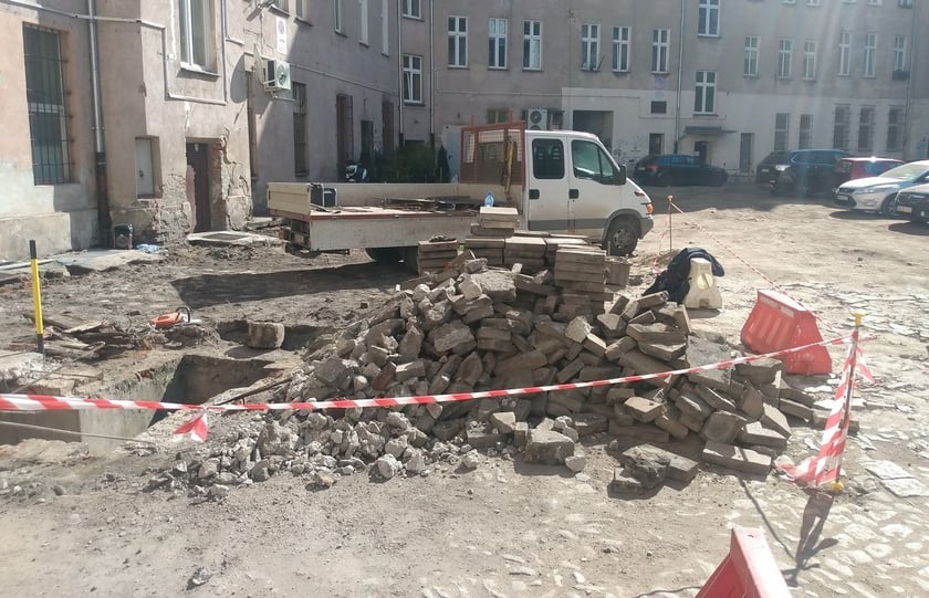 Prace remontowe na podwórku otoczonym ulicami - Drobnera, Dubois, Cybulskiego i Pomorską.