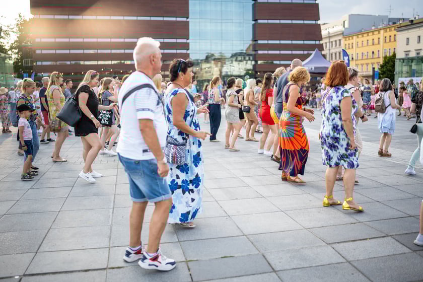 Pl. Wolności stał się wielkim tanecznym parkietem we Wrocławiu, 25.06.2022 r.