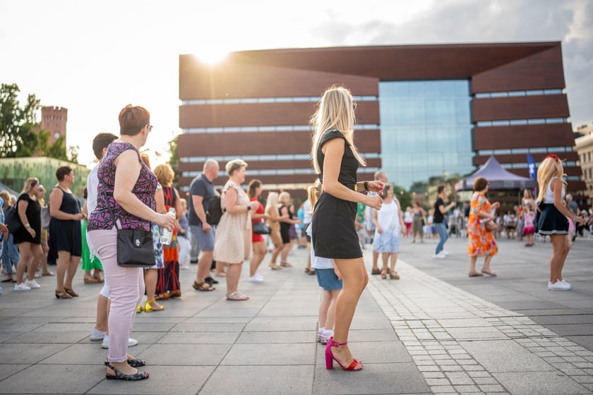 Pl. Wolności stał się wielkim tanecznym parkietem we Wrocławiu, 25.06.2022 r.
