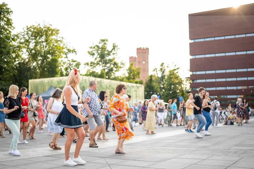 Pl. Wolności stał się wielkim tanecznym parkietem we Wrocławiu, 25.06.2022 r.