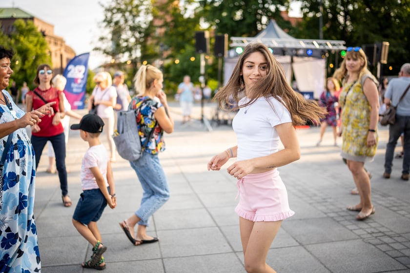 Pl. Wolności stał się wielkim tanecznym parkietem we Wrocławiu, 25.06.2022 r.