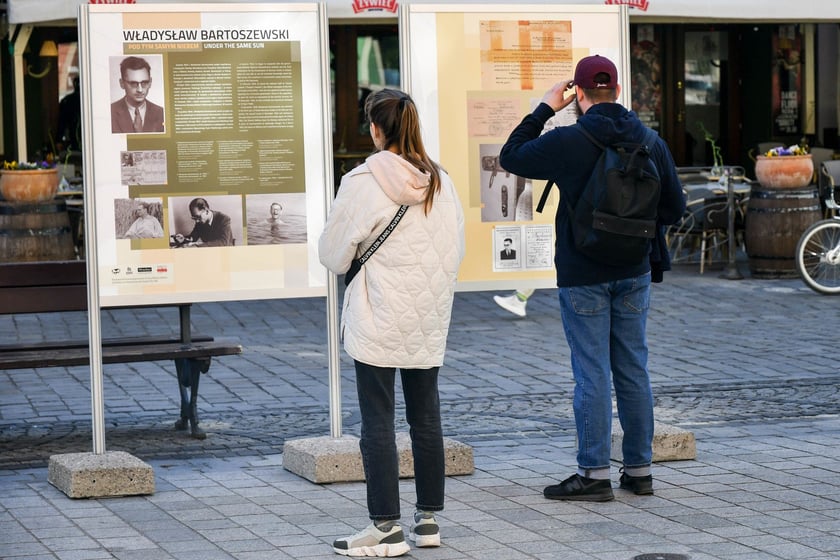 Wystawa poświęcona Władysławowi Bartoszewskiemu na wrocławskim Rynku