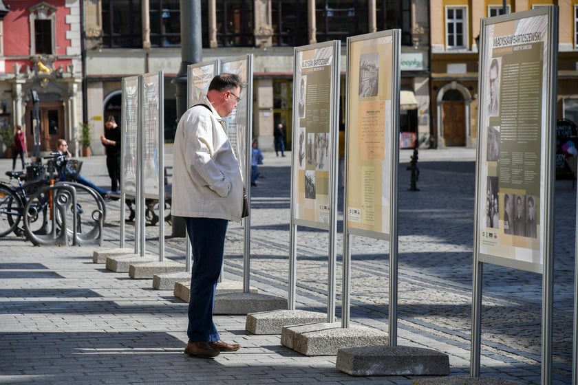 Wystawa poświęcona Władysławowi Bartoszewskiemu na wrocławskim Rynku