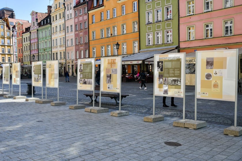 Wystawa poświęcona Władysławowi Bartoszewskiemu na wrocławskim Rynku