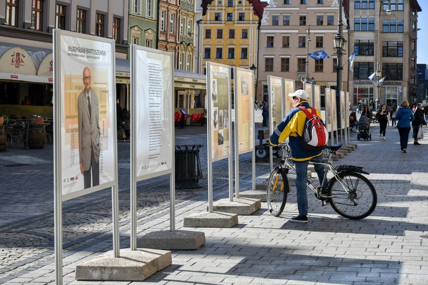 Wystawa poświęcona Władysławowi Bartoszewskiemu na wrocławskim Rynku