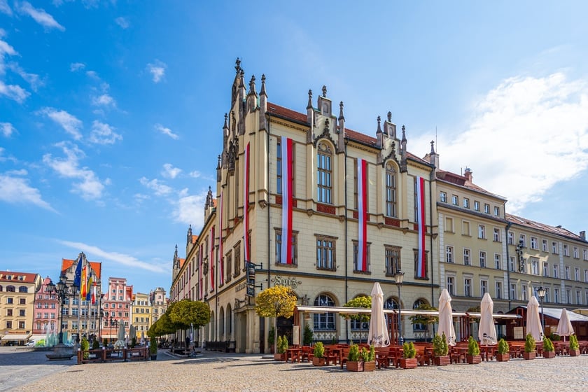 Biało-czerwone flagi na wrocławskim Ratuszu