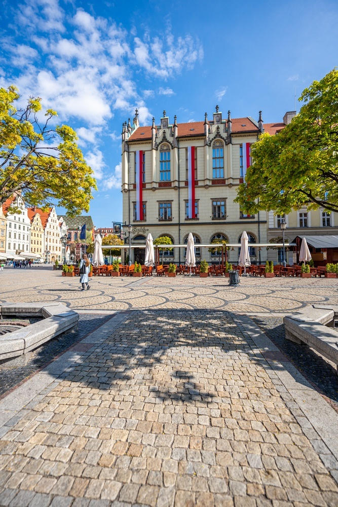 Biało-czerwone flagi na wrocławskim Ratuszu