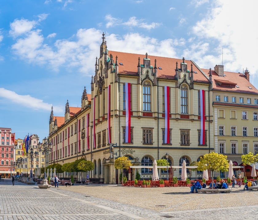 Biało-czerwone flagi na wrocławskim Ratuszu