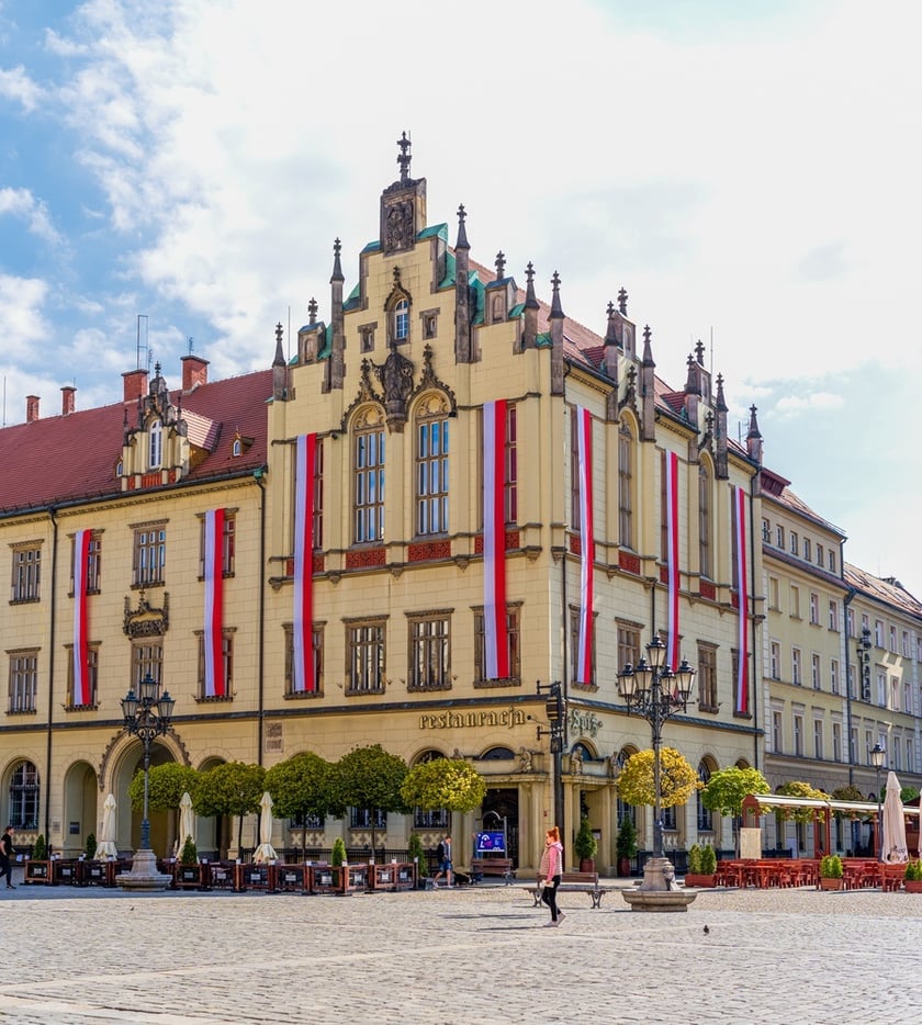 Biało-czerwone flagi na wrocławskim Ratuszu