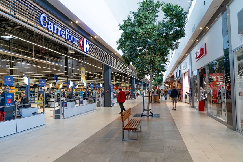 W niedziele handlowe otwarta jest również sieć sklepów Carrefour.