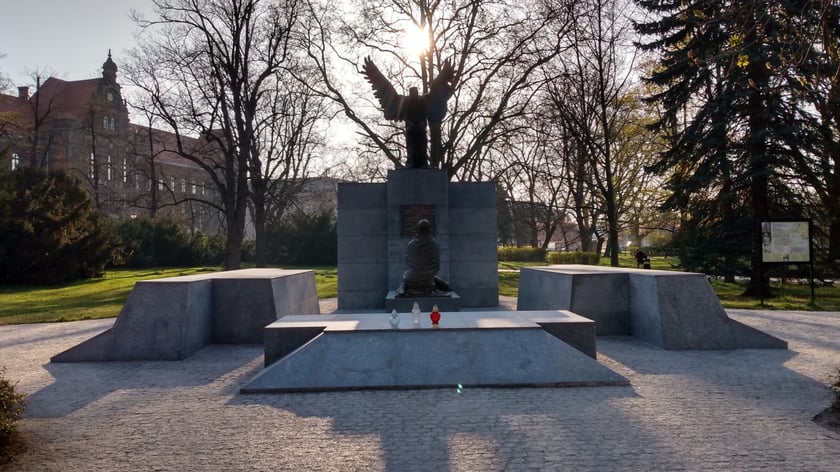 Pomnik ku czci pomordowanych w Katyniu, park Słowackiego we Wrocławiu