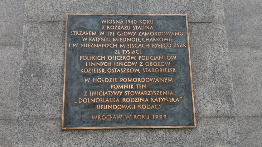 Tablica pomnika ku czci pomordowanych w Katyniu