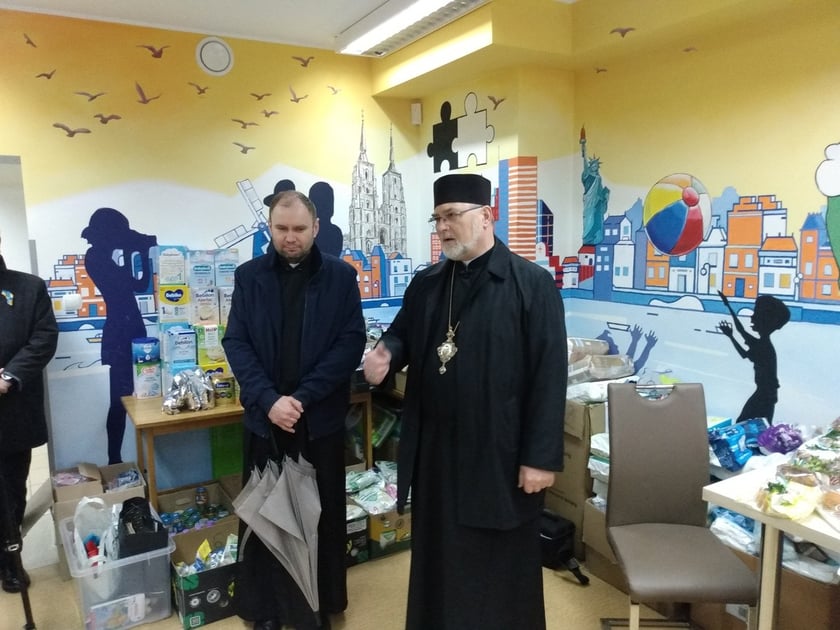 Ksiądz biskup Kazimierz Juszczak pobłogosławił dary dla Ukraińców.