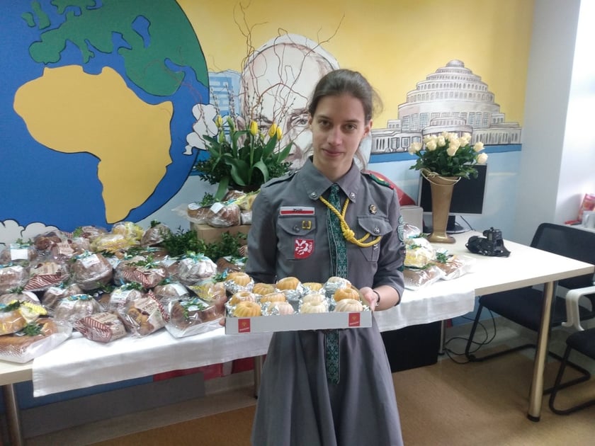 W rozdawaniu darów, charytatywnie pomagała harcerka z ZHR Gosia Szczypińska.