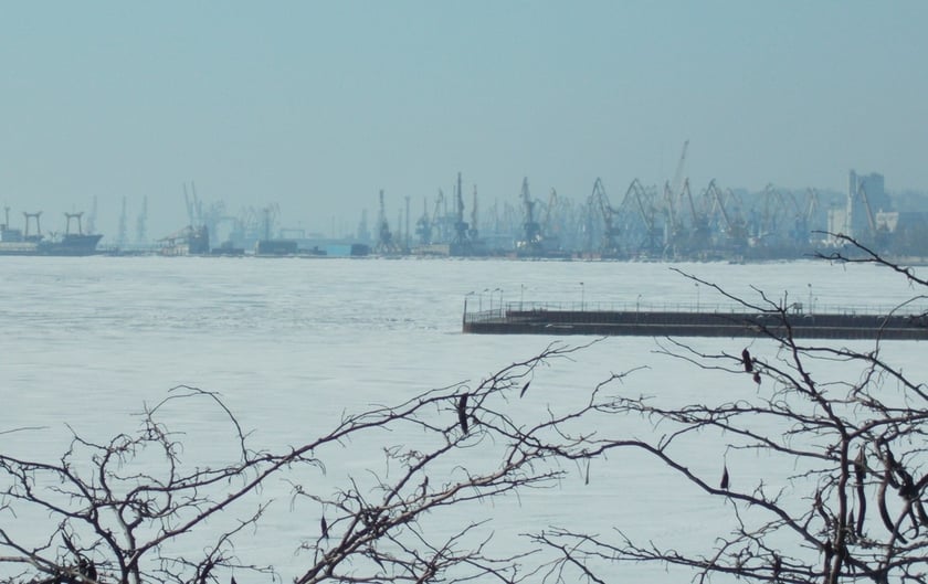 Widok na port w Mariupolu.