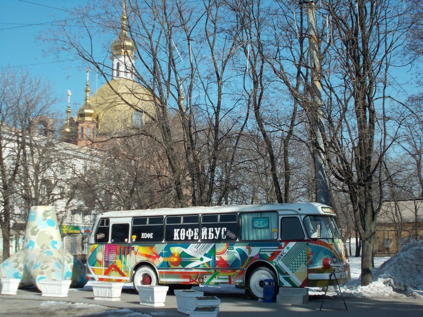 Autobus, w którym sprzedawano kawę w parku Teatralnym tuz obok teatru.