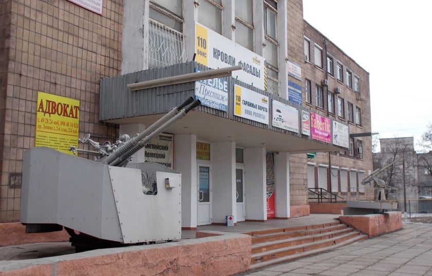Działka przeciwlotnicze zabezpieczające jeden z budynków w centrum.