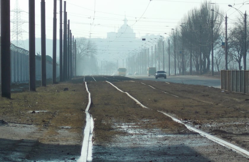 Tory tramwajowe koło kombinatu Azovstal.
