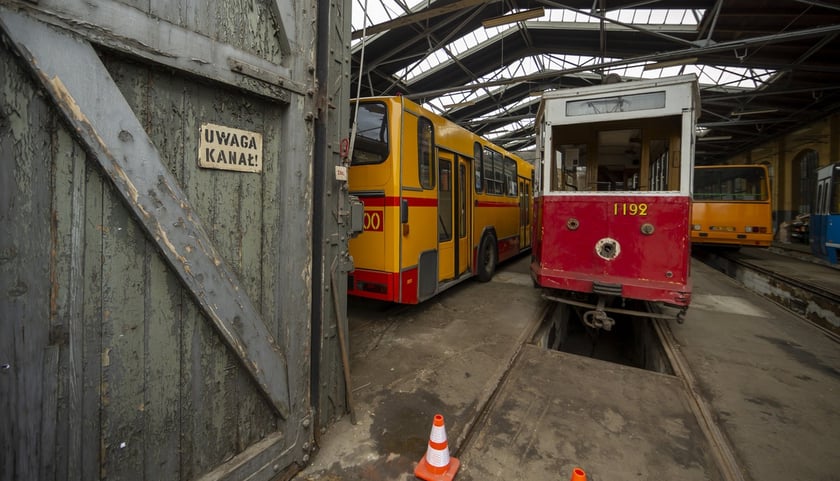 Wejście do hali zajezdni. W jej wnętrzu znajdziemy tajemnicze, piękne tramwaje i autobusy.