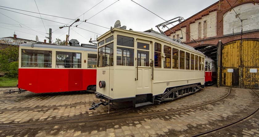 Który kolor tramwaju piękniejszy? Kremowy czy czerwony?
