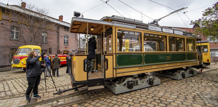 Wejście do hali zajezdni. W jej wnętrzu znajdziemy tajemnicze, piękne tramwaje i autobusy.