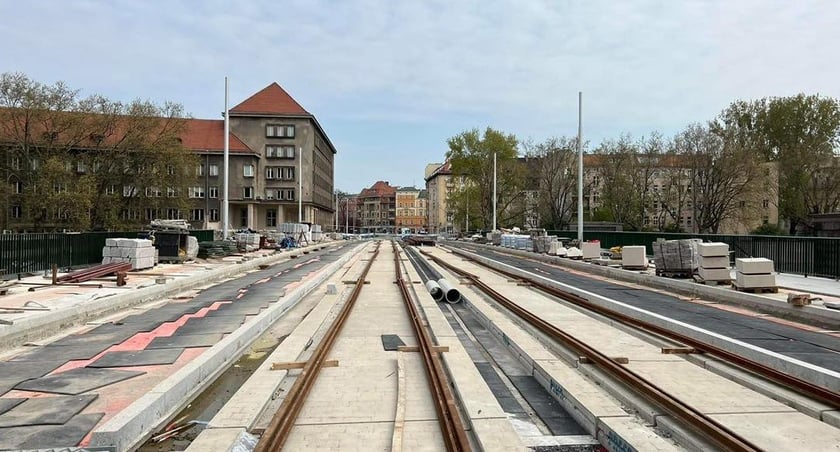 Szyny tramwajowe kładzione są na płytach typu węgierskiego.