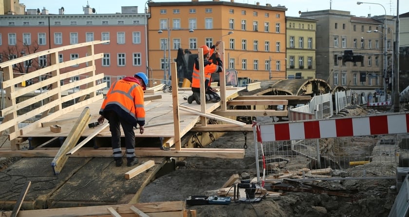 Na czas remontu, na mostach Pomorskich powstała drewniana kładka dla pieszych.