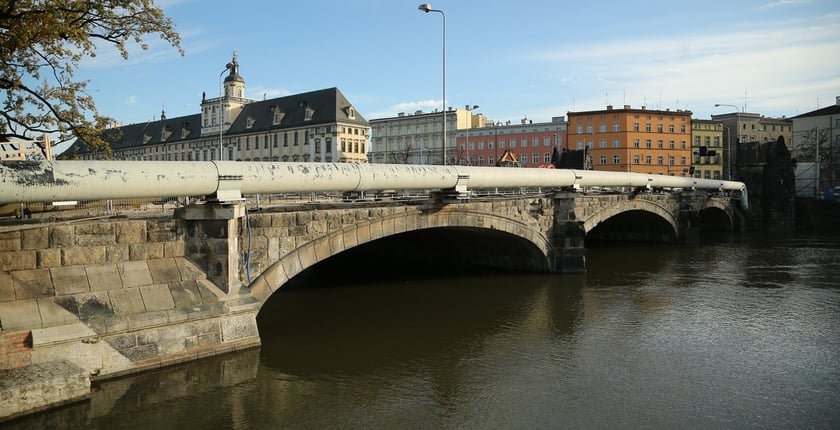 W czasie remontu, z mostów Pomorskich zdjęto, znajdująca się tam kilkadziesiąt lat rurę ciepłowniczą.
