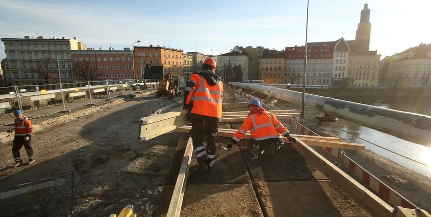 Zanim zaczęto kłaść szyny, ekipy budowlane musiały wykonać mnóstwo prac remontowych.