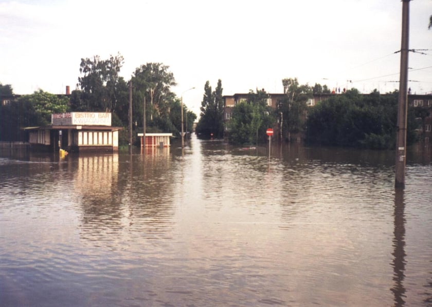 Ulica Katowicka na Księżu Małym zalana podczas powodzi