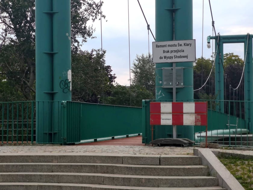 tablice informujące o zamknięciu mostu św. Klary