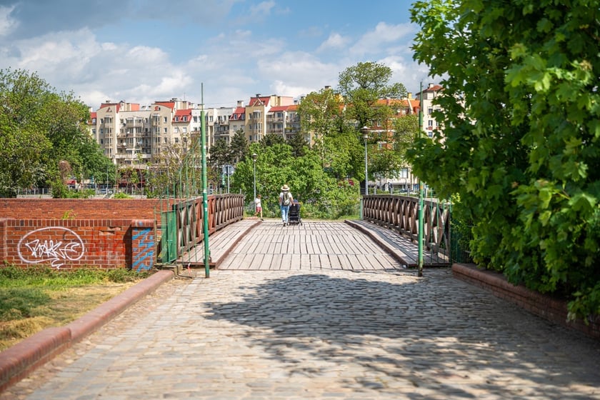 most św. Klary łączy wyspy Słodową i Bielarską