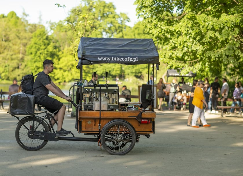 rowerowy wózek gastronomiczny w jednym z wrocławskich parków