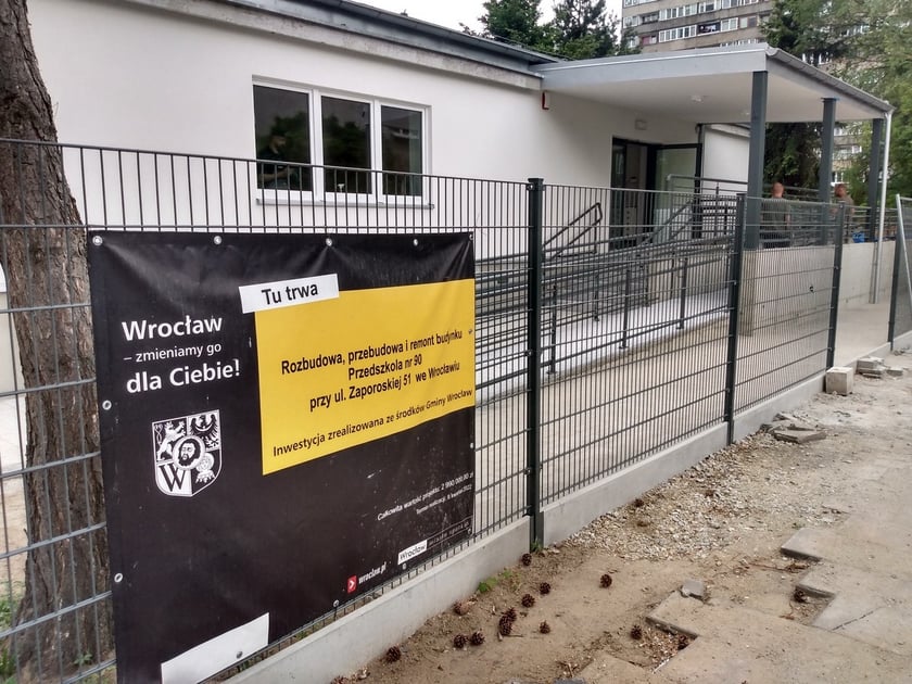 Nowy podjazd i baner informacyjny Urzędu Miejskiego Wrocławia
