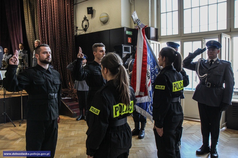 Kto może zostać policjantem i policjantką
Policjantem i policjantką może zostać każdy, kto spełnia poniższe wymagania:

obywatel polski o nieposzlakowanej opinii;
kt&oacute;ry nie był skazany prawomocnym wyrokiem sądu za przestępstwo lub przestępstwo skarbowe;
korzystający z pełni praw publicznych;
posiadający co najmniej średnie wykształcenie;
posiadający zdolność fizyczną i psychiczną do służby w formacjach uzbrojonych, podległych szczeg&oacute;lnej dyscyplinie służbowej, kt&oacute;rej got&oacute;w jest się podporządkować;
dający rękojmię zachowania tajemnicy stosownie do wymog&oacute;w określonych w przepisach o ochronie informacji niejawnych.
